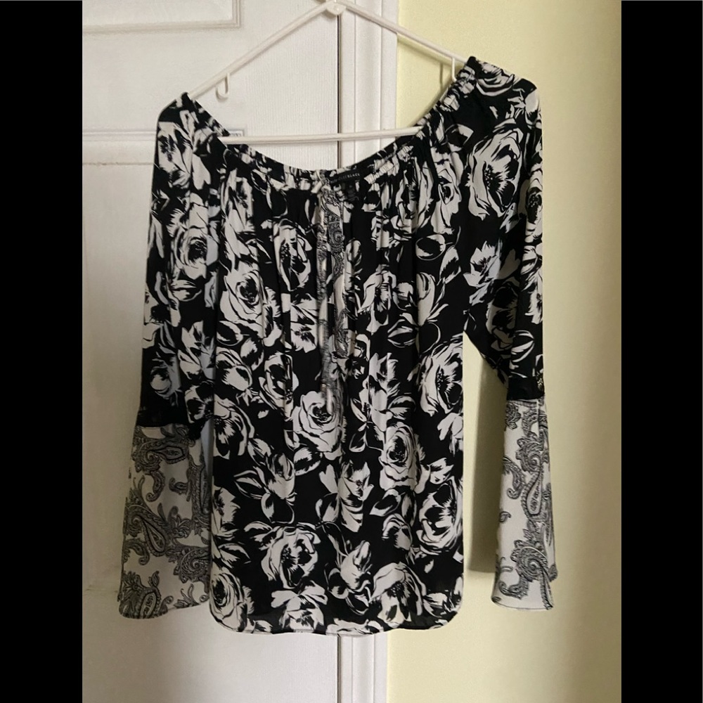 Nice top never wore, comfortable material